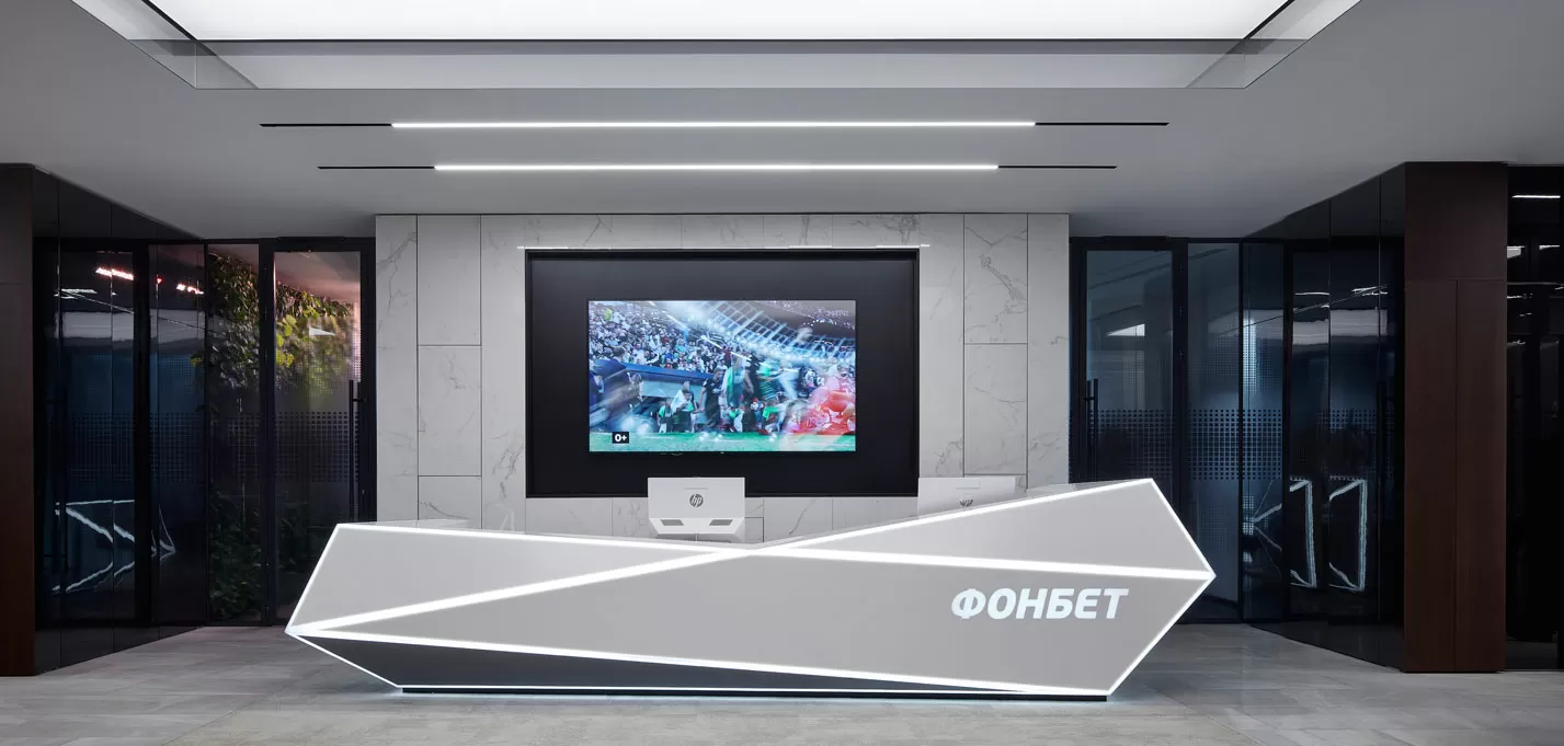 Корпусная и мягкая мебель, офисные кресла и перегородки в офисе Фонбет