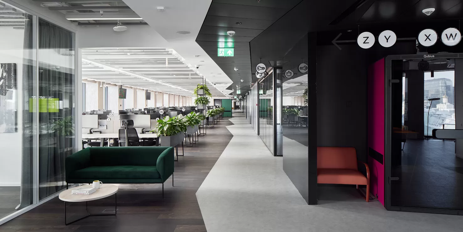 Разнообразие мягкой мебели в T-Space, штаб-квартире Т-Банка